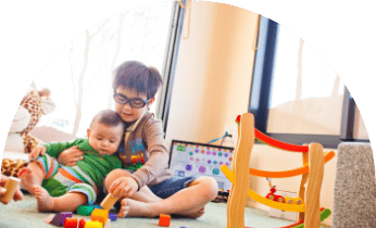 クローバー⻭科で楽しく遊んで待ってる子どもたちの写真